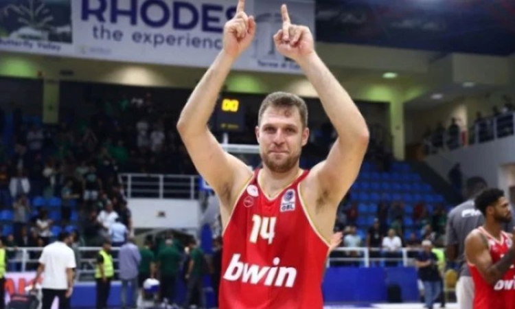 Везенков и Олимпиакос паднаха от Панатинайкос във финала за Купата на Гърция