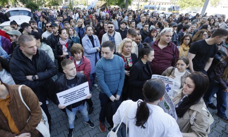 Медици на протест: Държите ни с морал, плащате ни с подигравки