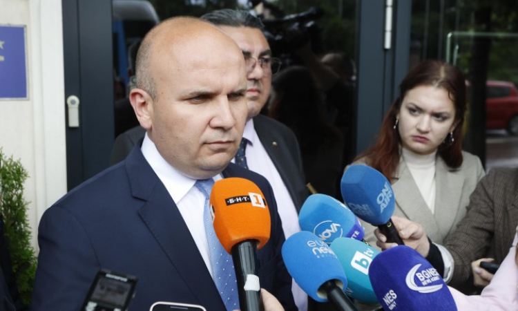 Официално: Хората около Ахмед Доган ще правят нова партия