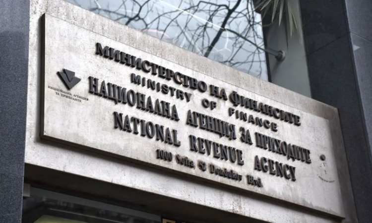 Абитуриентите плащат сами здравните си осигуровки през летните месеци