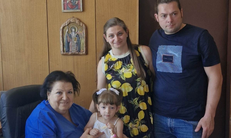 Специалистите от УМБАЛ „Свети Георги“ спасиха дете с рядък и тежък Синдром на късо тънко черво