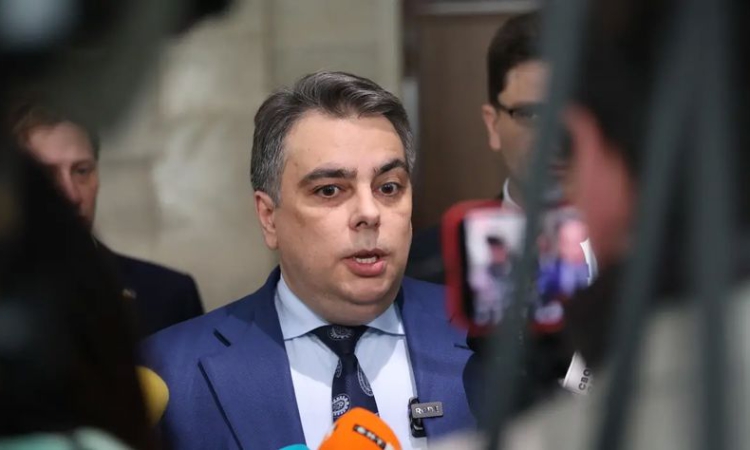 Асен Василев: Подкрепяме исканията на лекарите, средства – има