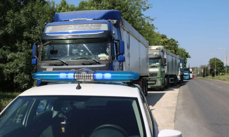Ограничават движението на камионите в седем области заради жегата