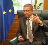 Фон дер Лайен оцеля след вот на недоверие, но напрежението в ЕП расте