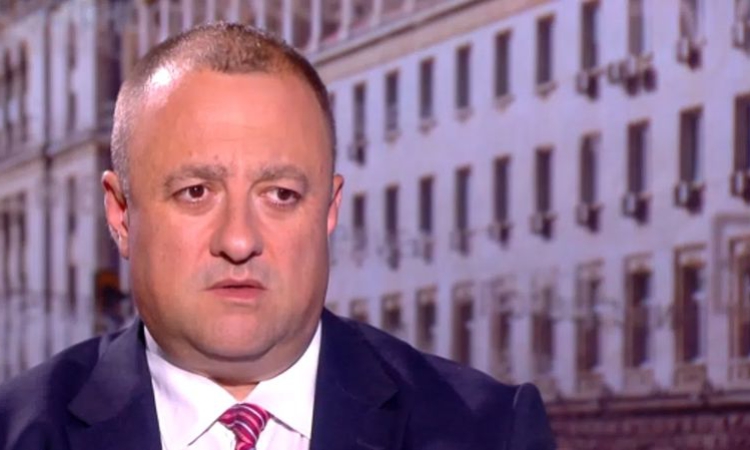 Министър Иванов: Кабинетът ще обезщети хората с изгорели домове