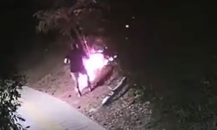 Вижте как криминално проявен подпалва умишлено пожара във Велико Търново (ВИДЕО)