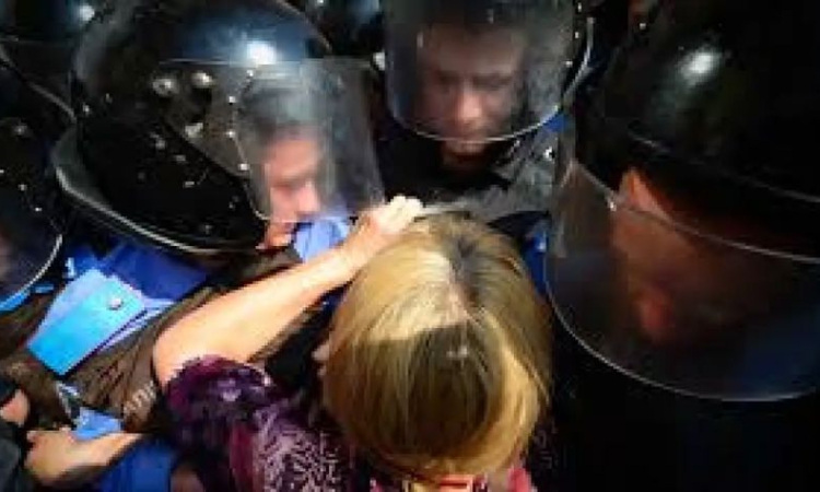 Украинки влязоха в сблъсъци с полицията заради готвената мобилизация на мъжете им (ВИДЕО)