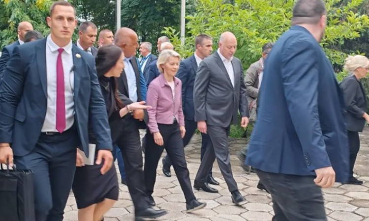 Инцидент със самолета на Урсула фон дер Лайен у нас, подозират руска намеса