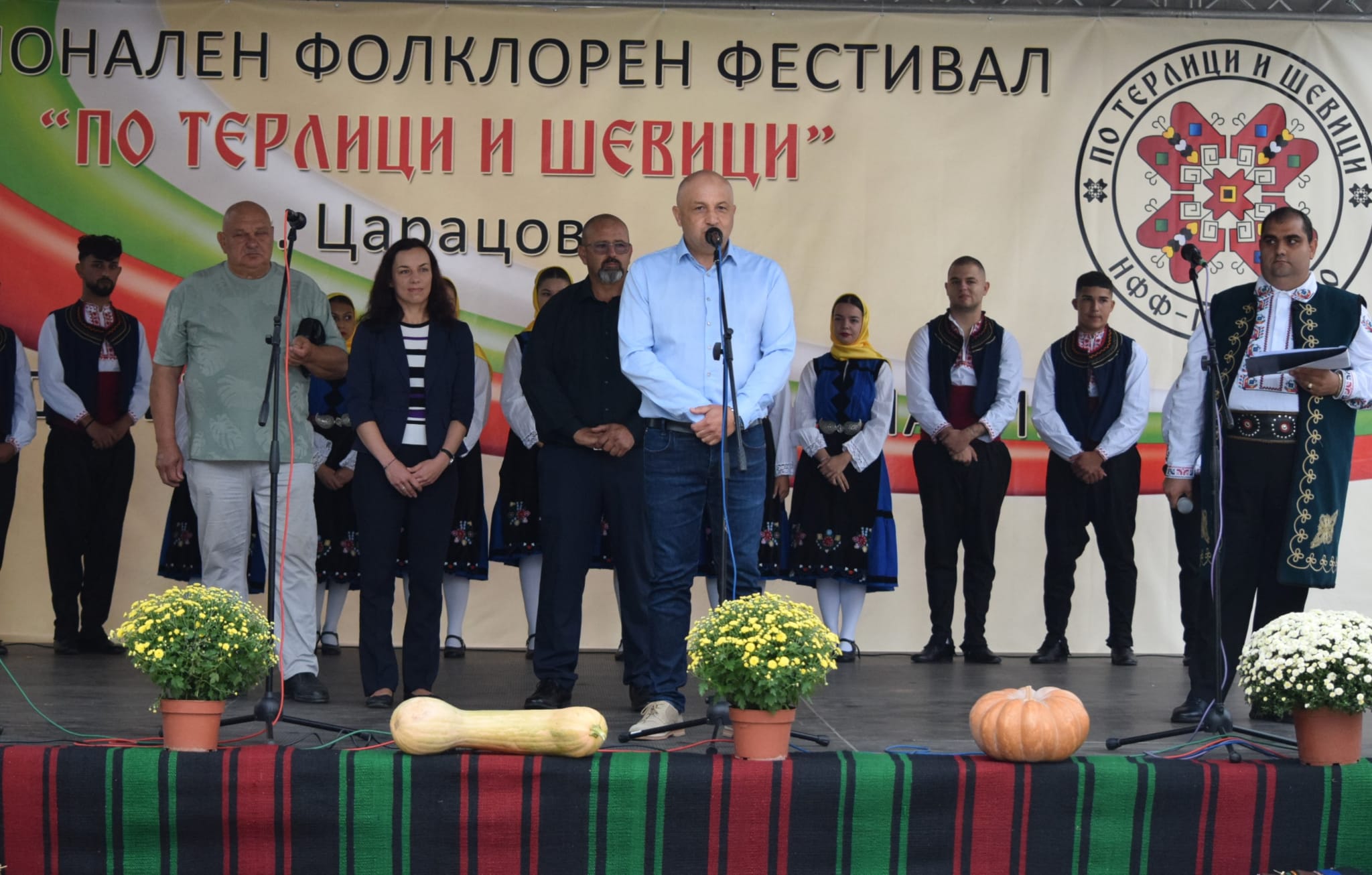Над 600 певци и танцьори от страната показаха красотата на фолклора на VII-я фестивал „По терлици и шевици“ в Царацово