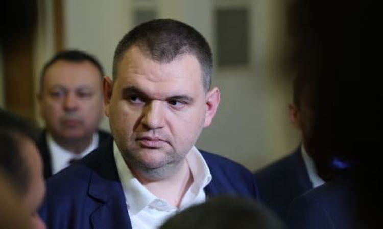 Делян Пеевски брани правителството от президента и опозицията в парламента