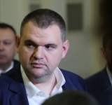 Делян Пеевски брани правителството от президента и опозицията в парламента