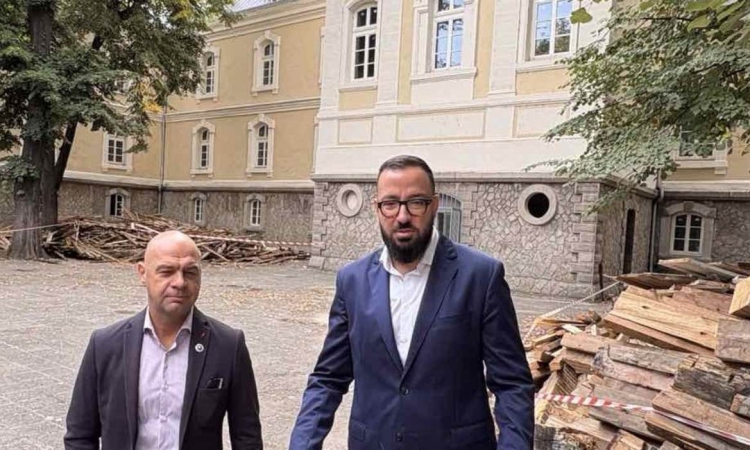 Кметът Костадин Димитров апелира за по-бързи темпове и повече работници при ремонта на Хуманитарната гимназия 