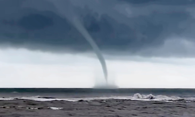Водно торнадо се изви над морето край Царево (ВИДЕО)