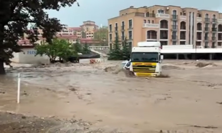 Задържаха двама мародери в "Елените", в тях е имало много пари