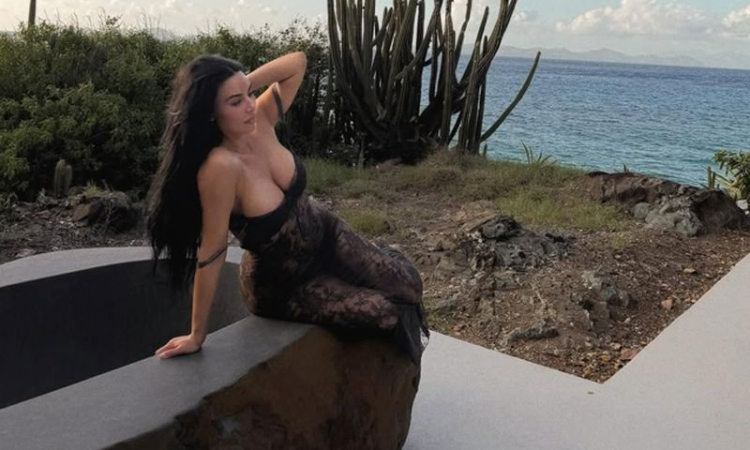 Ким Кардашиян показа почти всичко в прозрачна рокля