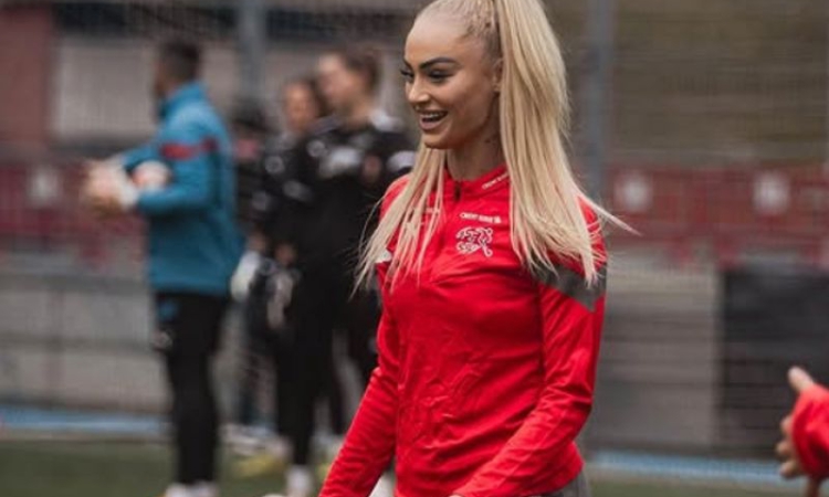 Най-красивата футболистка блесна в гола фотосесия