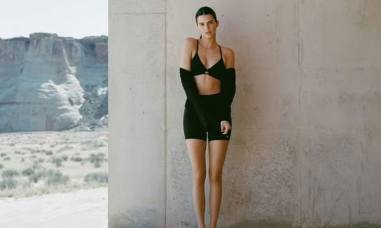 Кендъл Дженър пак се пусна чисто гола