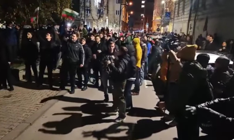 Протестиращи хвърлят бутилки и бомбички пред централата на &quot;ДПС-Ново начало&quot;