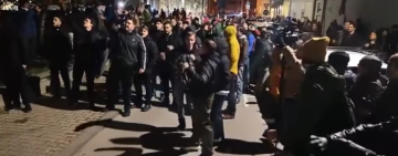 Протестиращи хвърлят бутилки и бомбички пред централата на 