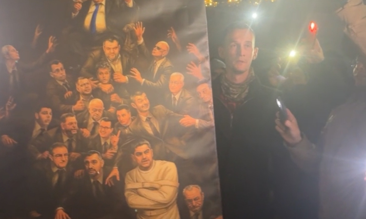 Протест и контрапротест пред дома на Бойко Борисов в Банкя