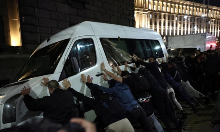 Митов обвини организаторите на протеста за вандалските прояви