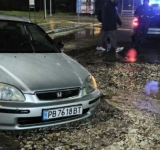 Кола пропадна в отворила се от дъждовете дупка в Южен 