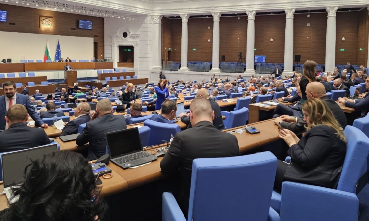 Депутатите дебатират шестия вот на недоверие