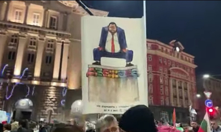 Десетки хиляди на протеста срещу Пеевски и Борисов