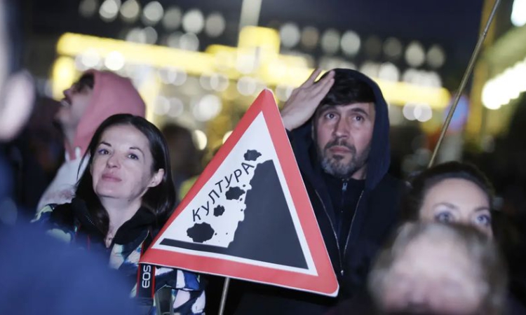 Хиляди граждани отново протестират на Ларгото срещу правителството