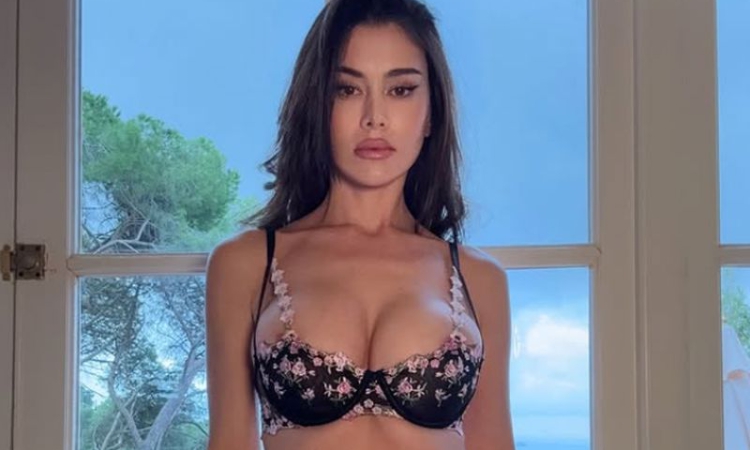 Страстната Ева разби конкуренцията с новата си фотосесия