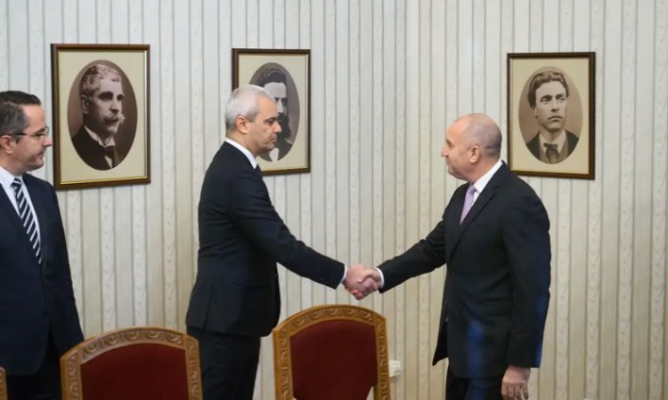 Радев към "Възраждане": Точно за вас няма нужда от специални увертюри и говорене колко сложна е ситуацията