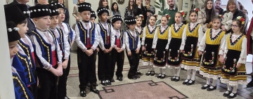 Второкласници от ОУ „Алеко Константинов“ наричаха за здраве и берекет в район „Централен“