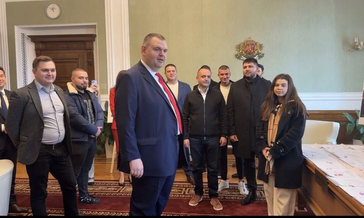 Делян Пеевски посрещна посетителска група млади хора в “Музея на Сглобката”, посочи им кои са основните принципи в политиката
