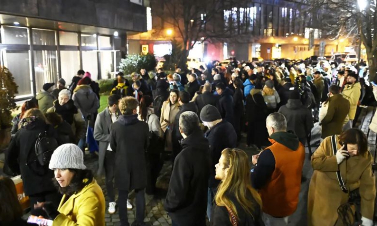 Протест пред сградата на bTV в подкрепа на Цънцарова и Златимир Йочев. От медията: Те не са уволнени