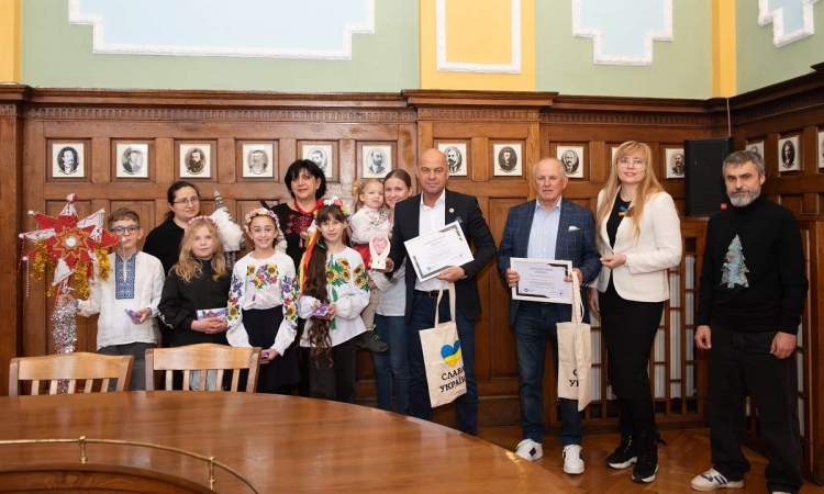 Украински деца поздравиха кмета Костадин Димитров за Коледа