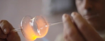 Хора с увреждания създават коледни играчки по уникален метод