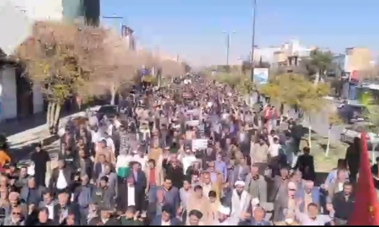 Продължават масовите протести в Иран: властите ограничиха достъпа до интернет