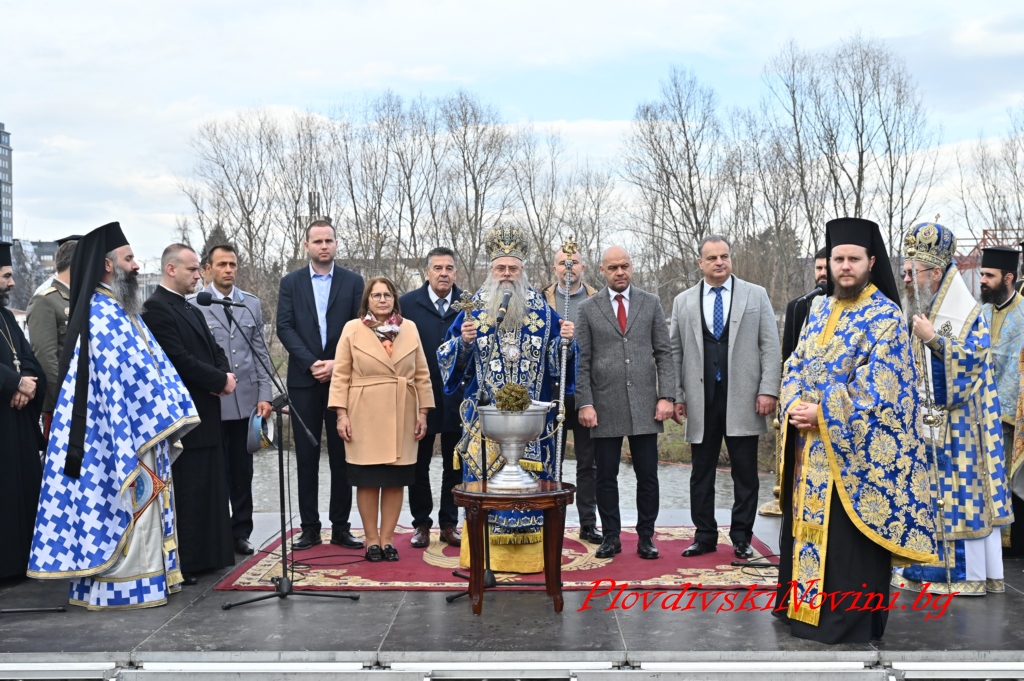 44-годишният Росен извади Богоявленския кръст от Марица