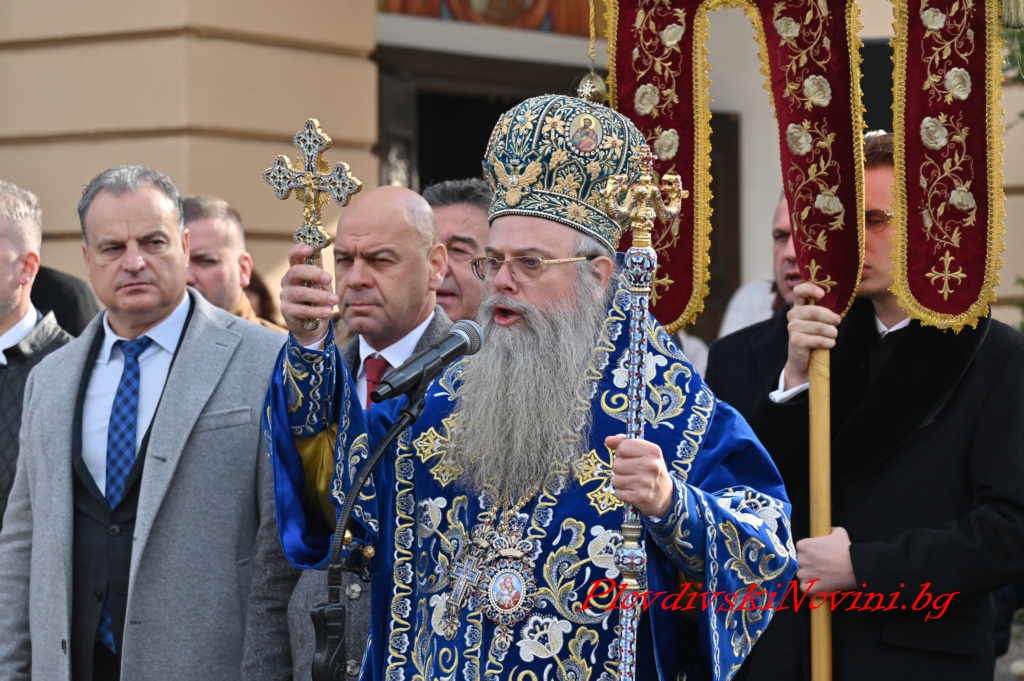 44-годишният Росен извади Богоявленския кръст от Марица