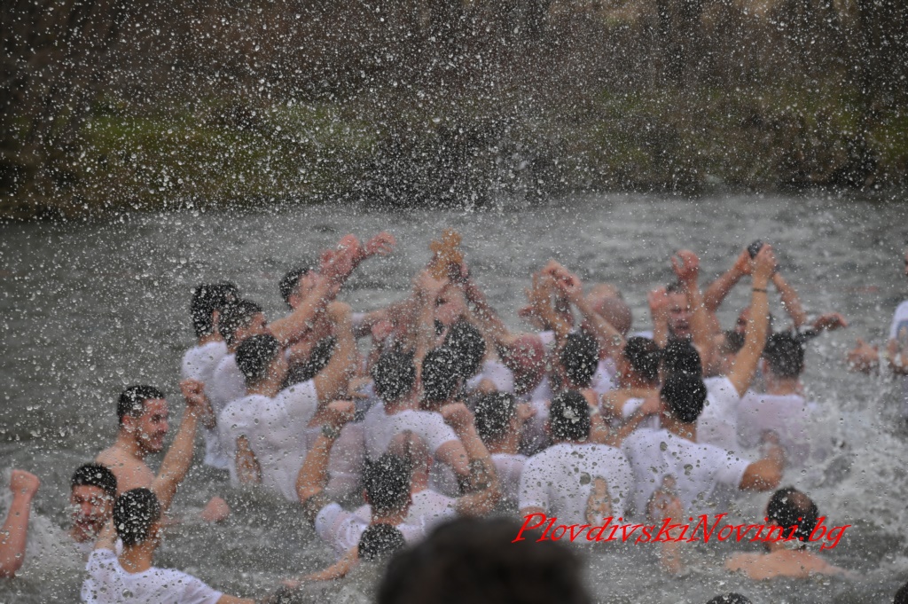 44-годишният Росен извади Богоявленския кръст от Марица