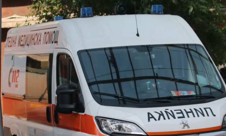 Работник е с опасност за живота, след като падна от скеле в Разград