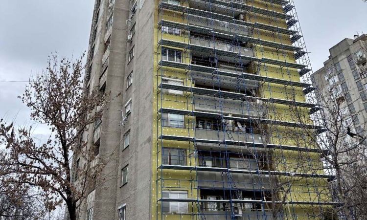 В ход е обновяването на блока на ул. „Славянска“