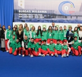 Българският отбор се снима за късмет с идолите си преди Европейското по спортна стрелба в Бургас при юношите и девойките