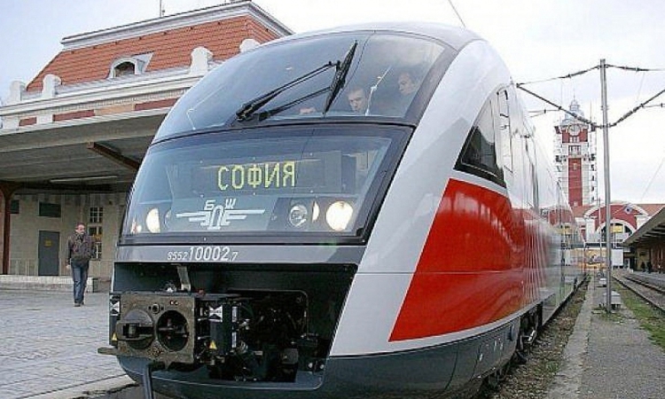 Държавата сключи договори за пътнически жп превози с два оператора