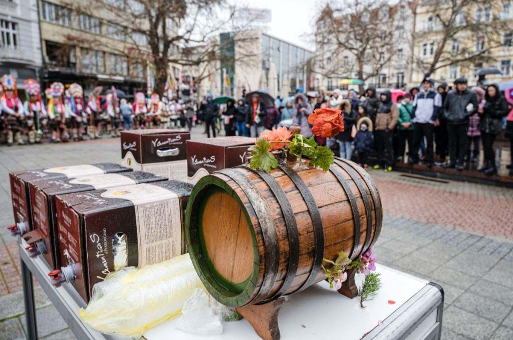 Дионисиево шествие - атракция с кукери, гайдари, фолклорни танци и вино 