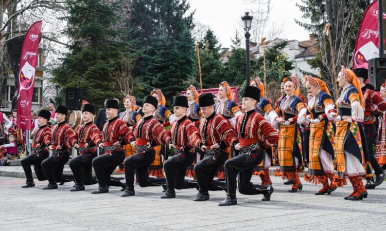 Кукери, гайдари и фолклорни танци завладяха Пловдив в Деня на виното и любовта