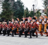 Кукери, гайдари и фолклорни танци завладяха Пловдив в Деня на виното и любовта