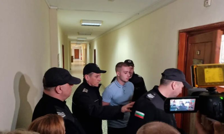 Съдът остави в ареста Никола Бургазлиев, родителите му твърдят, че той е жертва на обществен натиск