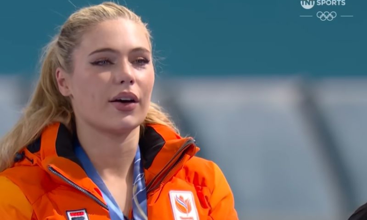 Прелестна олимпийска шампионка ще спечели 1 милион от сутиена си