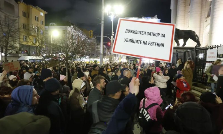 След обрата по делото за смъртта на Евгения Владимирова: Голям протест пред Съдебната палата в София